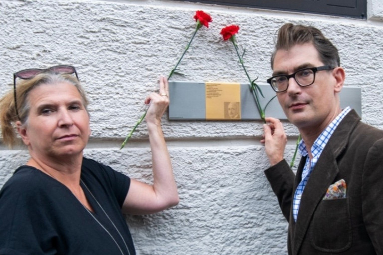 Stadträtin Julia Schönfeld-Knor und SPD-Vorsitzender Raoul Koether schmücken das Erinnerungszeichen mit roten Nelken. (Bild: Tom Hauzezenberger im Auftrag des Kulturreferats)