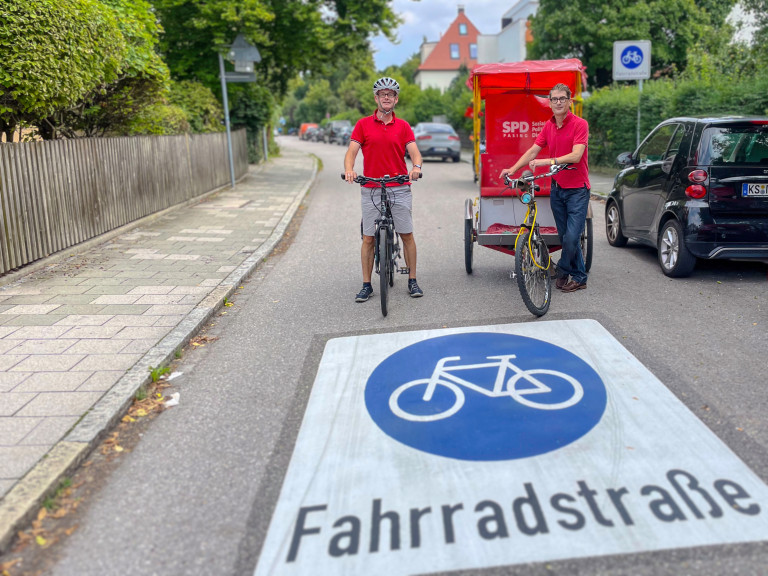 Dr. Michael Wehr und Raoul Koether freuen sich über die neue Fahrradstraße in der Bärmannstraße (Photo: SPD)